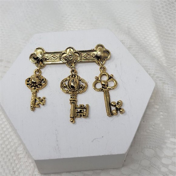 Triple Dangle Key Pin Brooch Goldtone - Picture 3 of 6